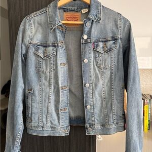 Women’s Levi medium wash jean jacket